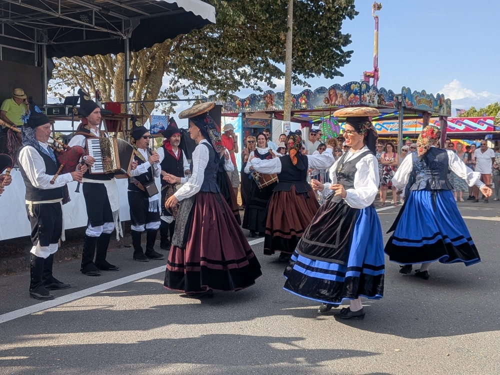 LA BANDA " BICO DA  BALOUTA " d’AGOLADA  ( PONTEVEDRA ) À TRÉGUIER : - COMITÉ BRETAGNE-GALICE